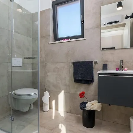 Beautiful With Sea View Vila Galižana